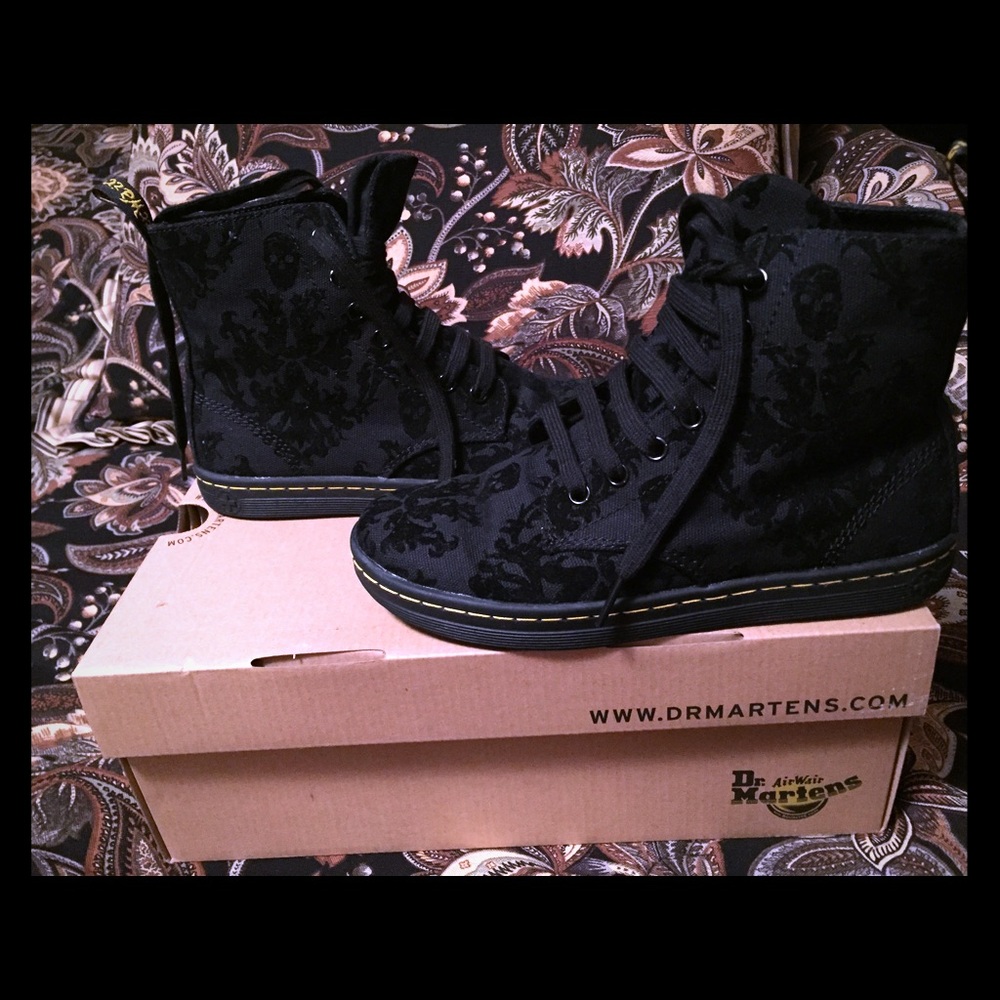 Dr. Martens Hackney Black+Black Skull Flock Canvas